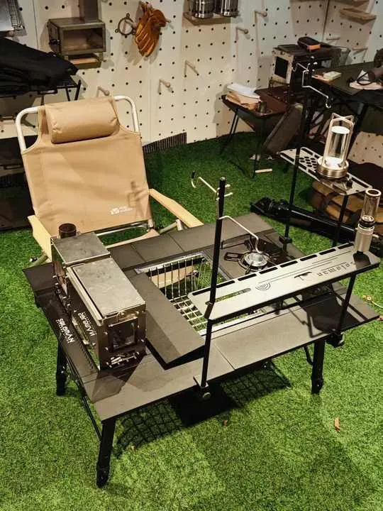 طاولة طعام تكتيكيةمتعدد الوظائف . Multifunctional tactical dining table