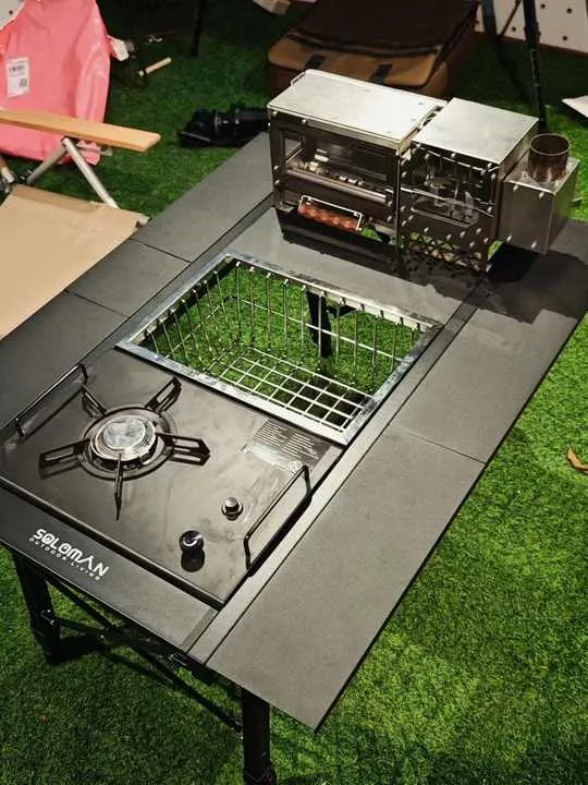 طاولة طعام تكتيكيةمتعدد الوظائف . Multifunctional tactical dining table